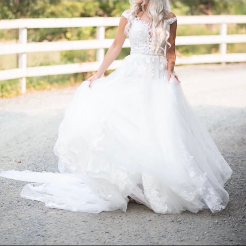 Essence of Australia A line wedding drss sz 4, includes long veil&removable belt